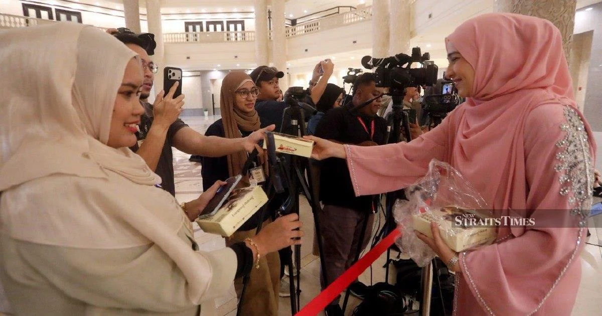 Syed Saddiq Hosts Media and Supporters with Traditional Breakfast After Court Ruling