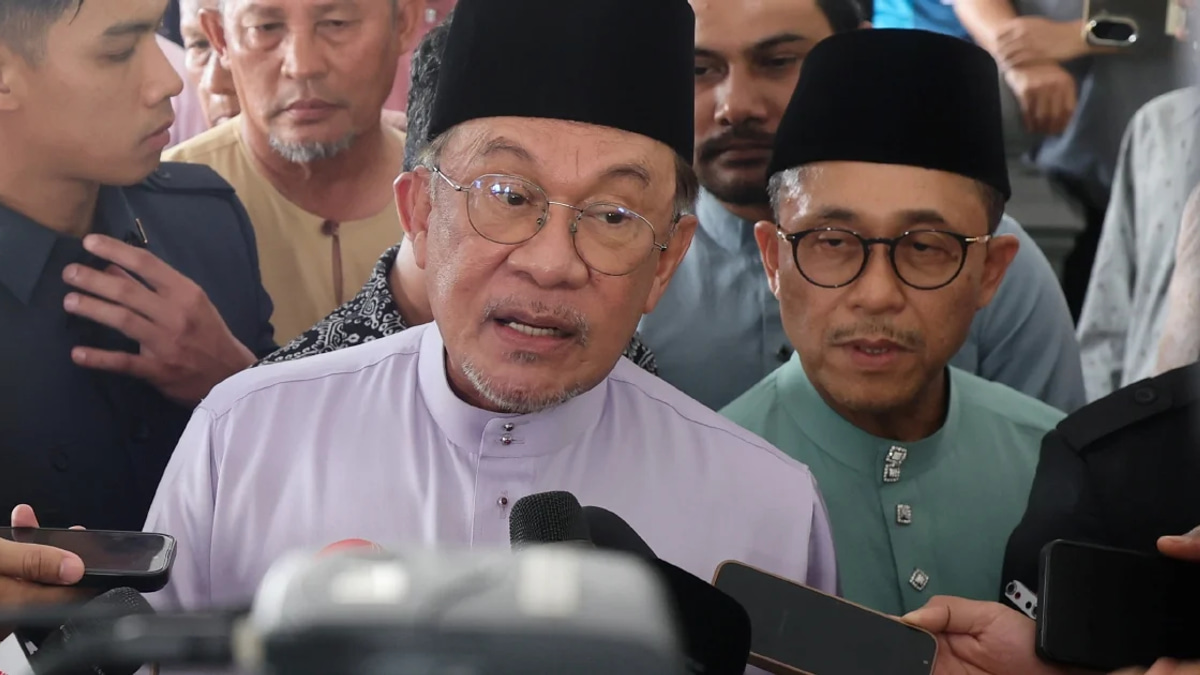 Anwar Orders Local Councils to Slash Red Tape and Accelerate Development Approvals