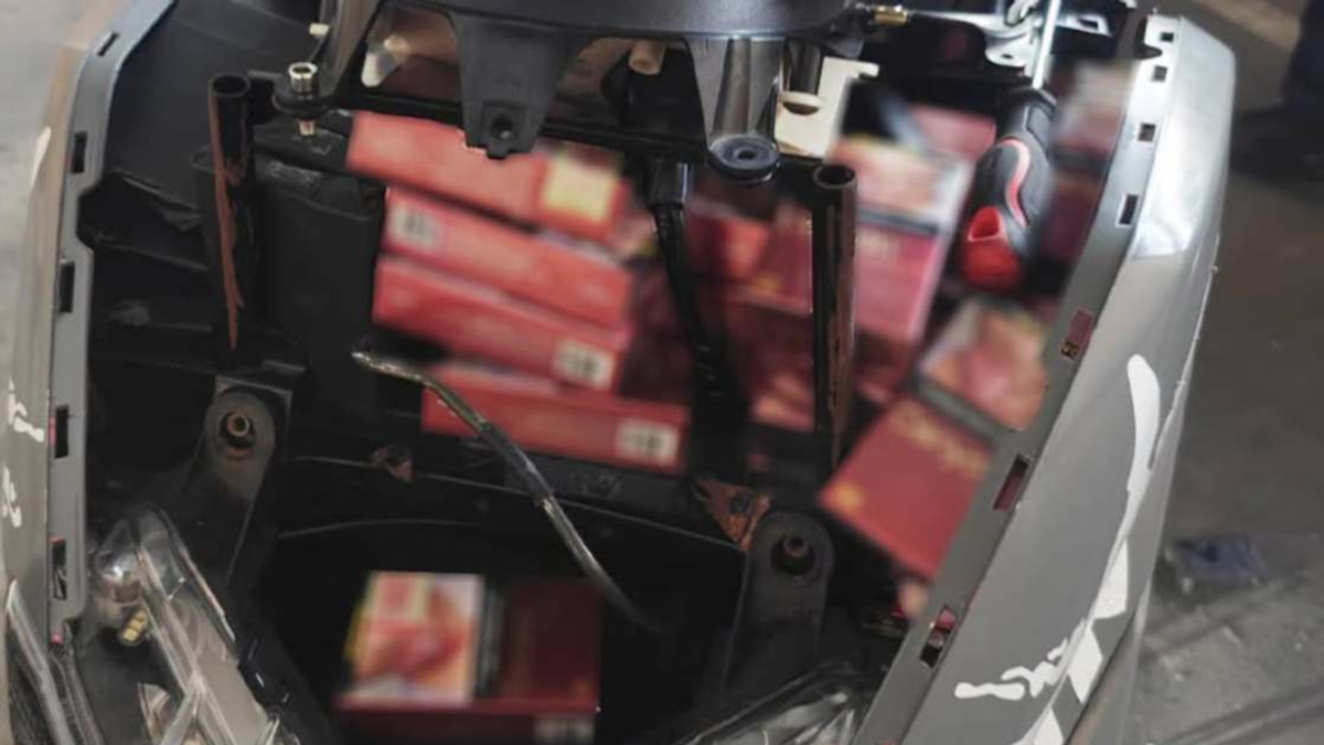 Woman held at Tuas Checkpoint for attempting to smuggle 400 cigarette packets