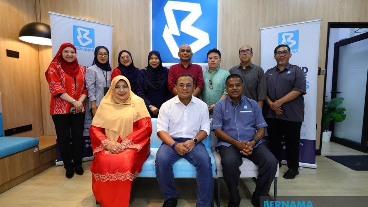 Selangor MB Tours Bernama's Election Command Centre in Negeri Sembilan