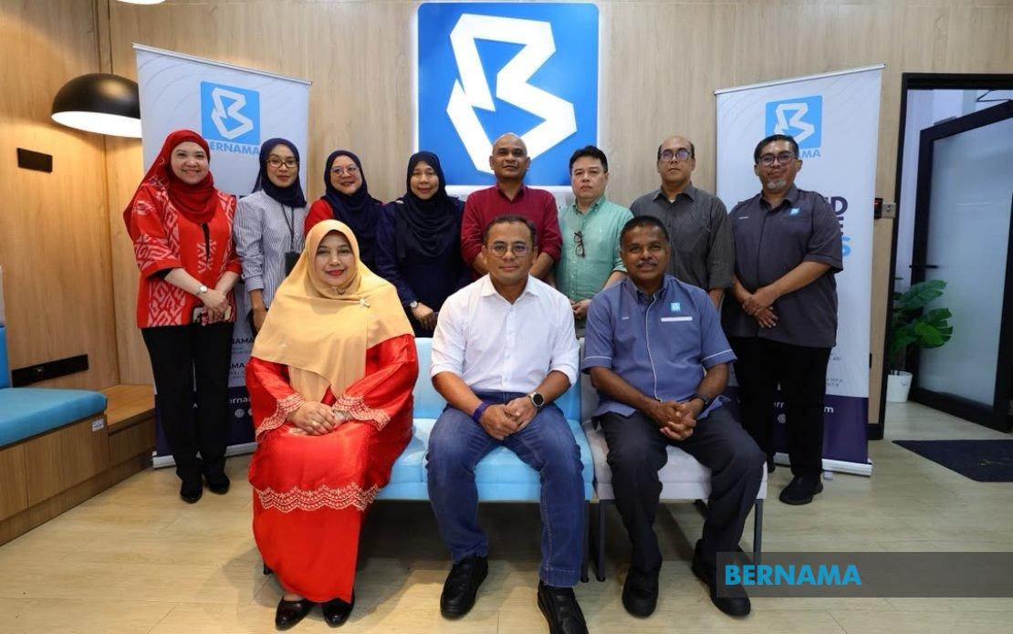 Selangor MB Tours Bernama's Election Command Centre in Negeri Sembilan