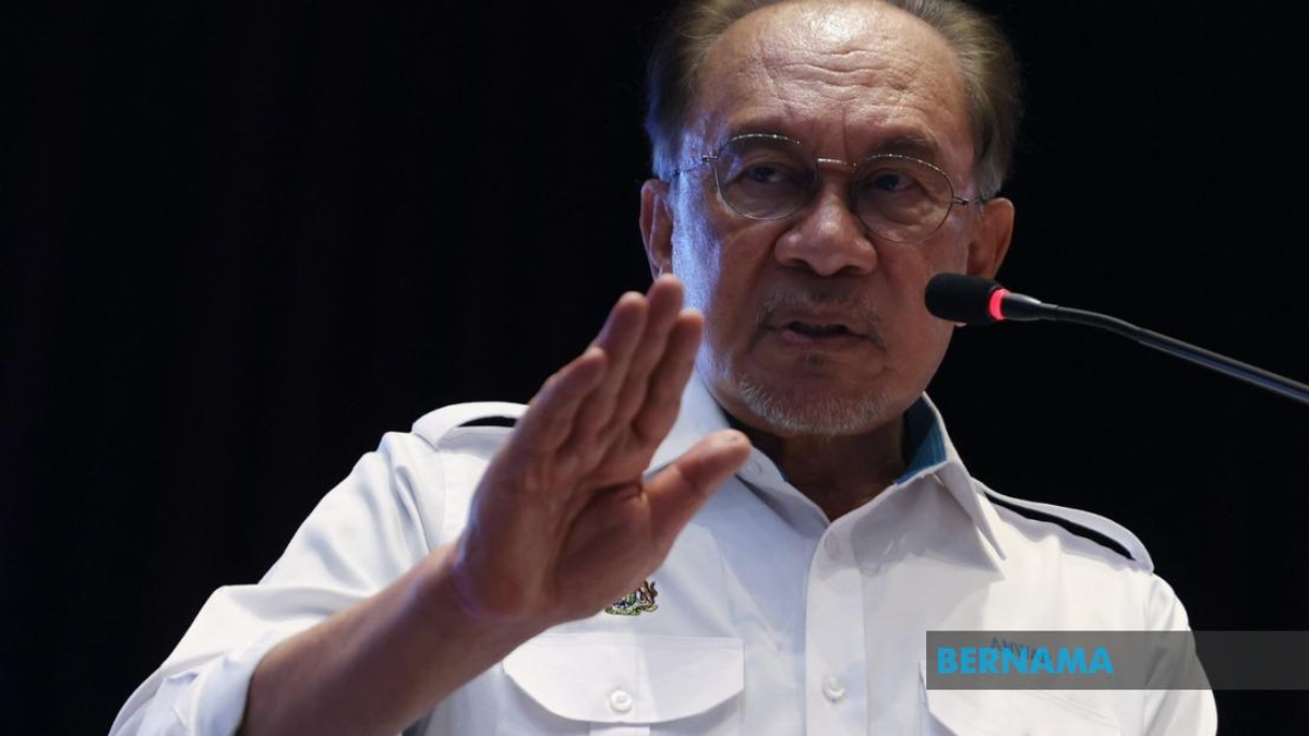 Anwar Cautions Against Politicising Royal Institutions as Election Campaign Intensifies