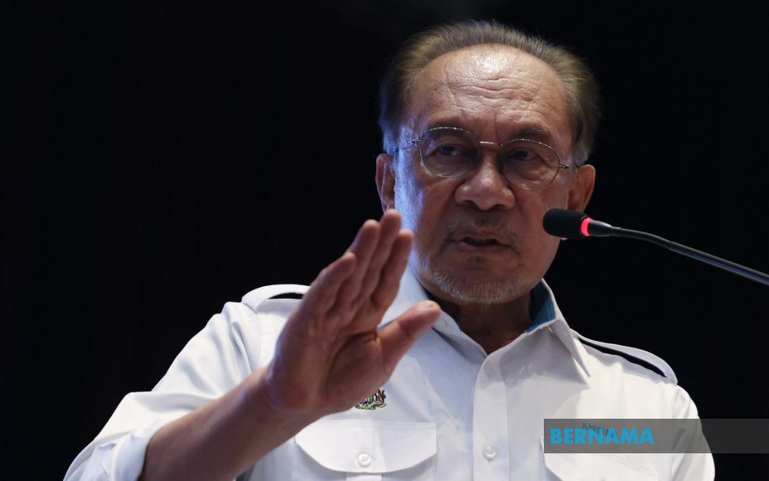 Anwar Cautions Against Politicising Royal Institutions as Election Campaign Intensifies