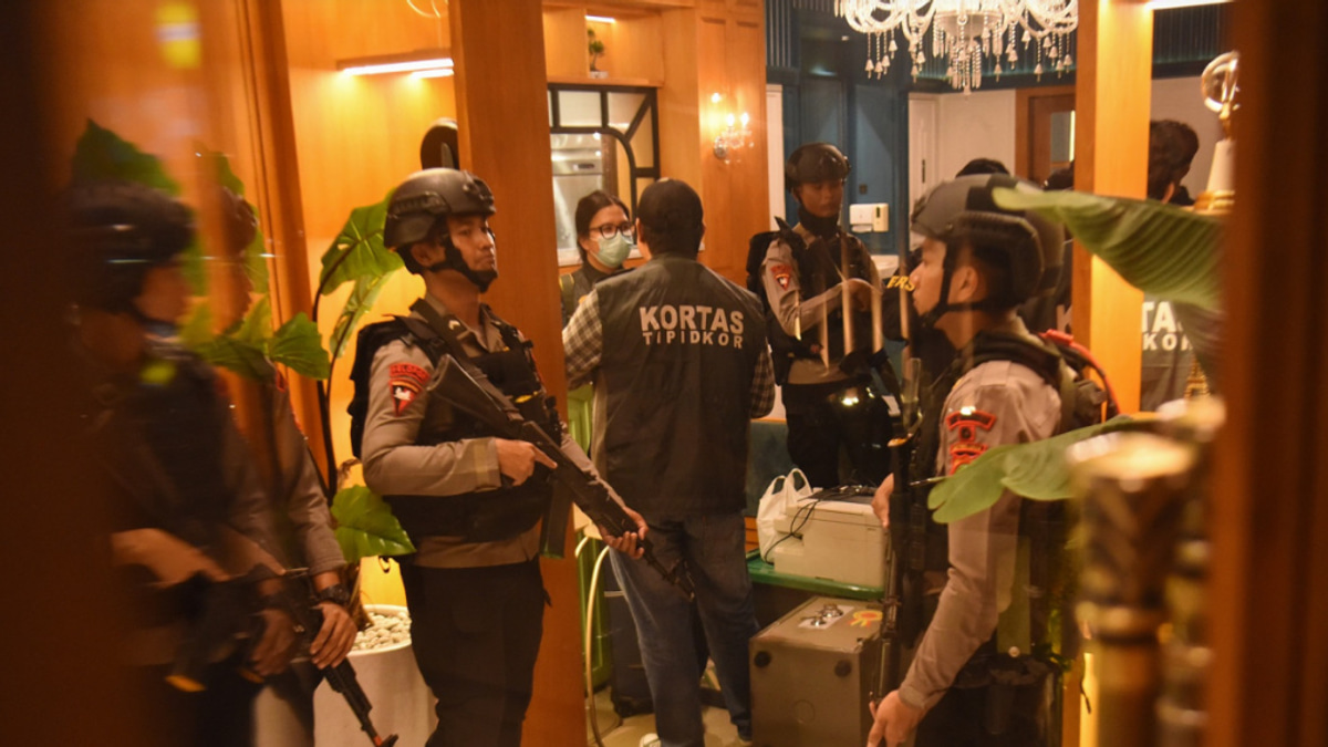 Jakarta raids uncover millions in gold and cash from top prosecutor