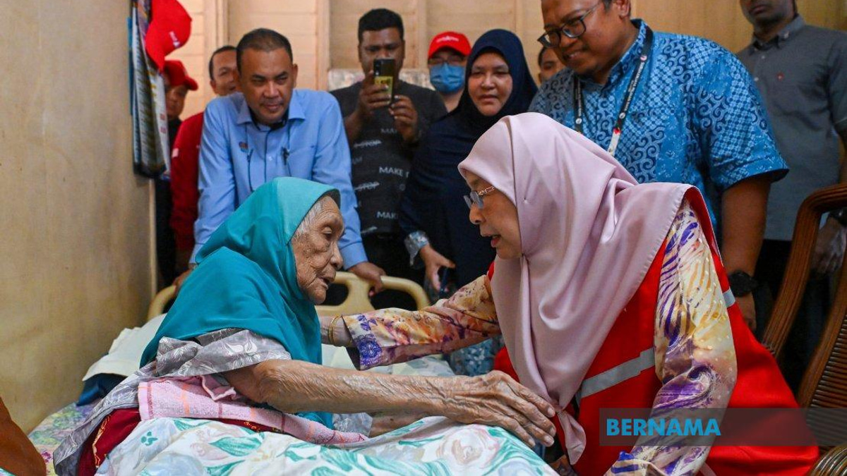 Dr Wan Azizah Reaches Out to Elderly and Vulnerable Families in Kuala Pilah Campaign Visit