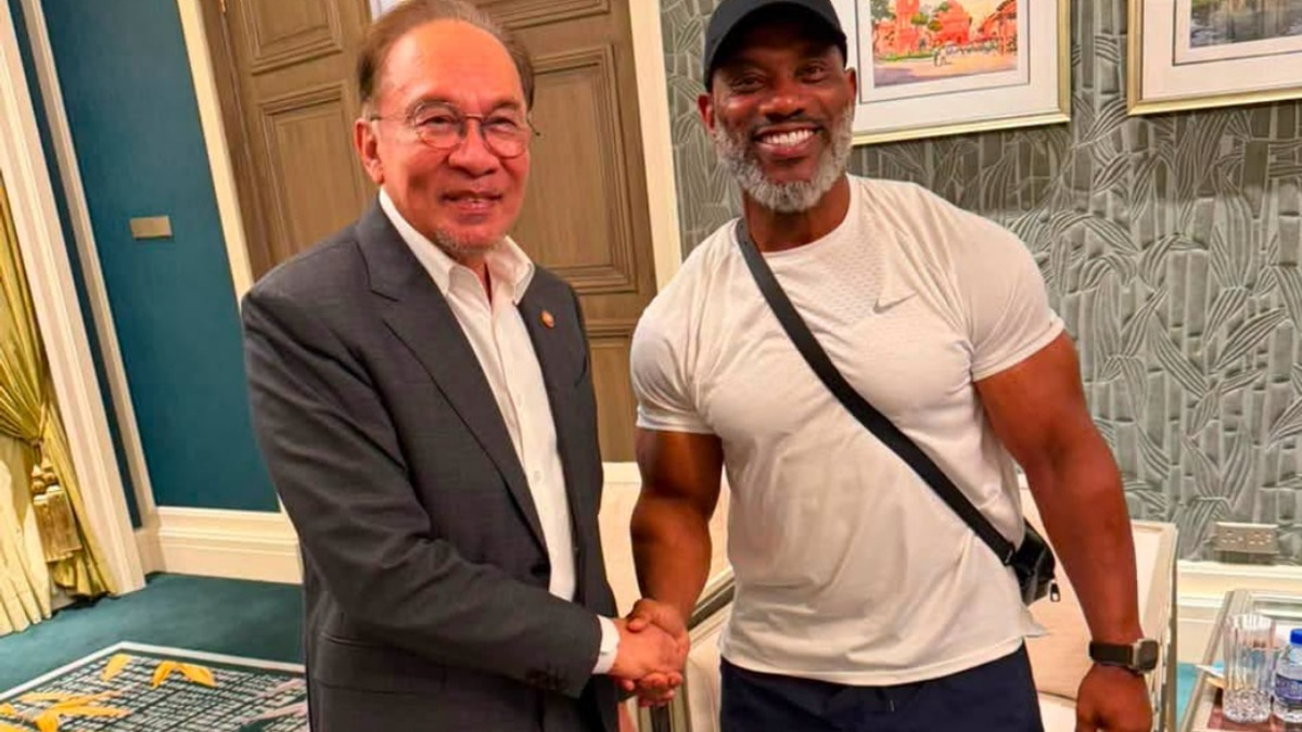 PM Anwar Ibrahim Meets Bodybuilding Icon Dexter Jackson, Jokes About Hitting the Gym