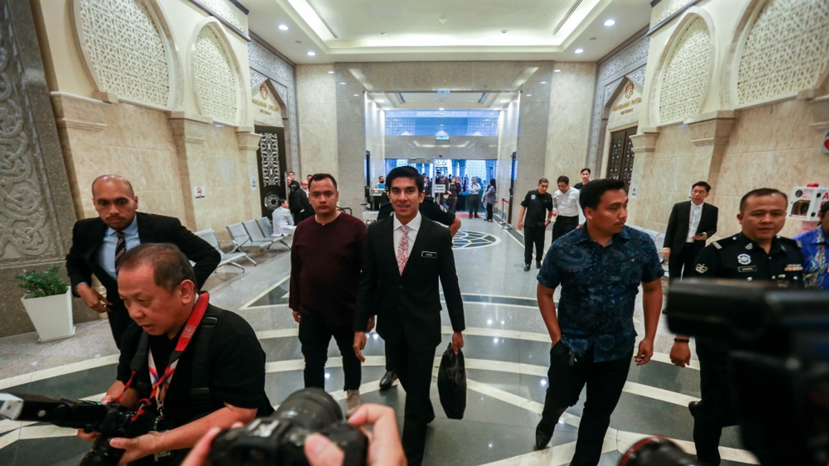 Syed Saddiq awaits Federal Court verdict as supporters gather at Palace of Justice