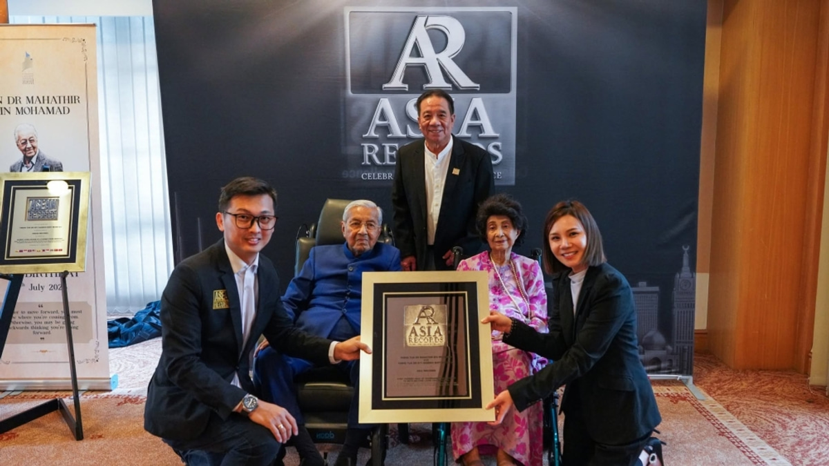 Mahathir and Siti Hasmah Set Three Guinness World Records as Centenarian Couple