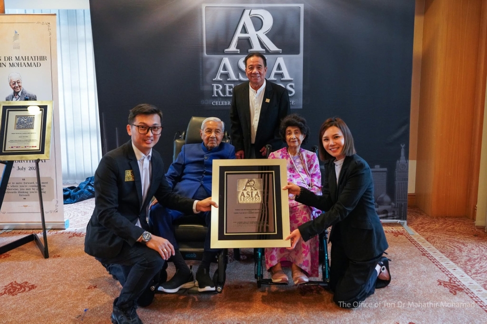 Mahathir and Siti Hasmah Set Three Guinness World Records as Centenarian Couple