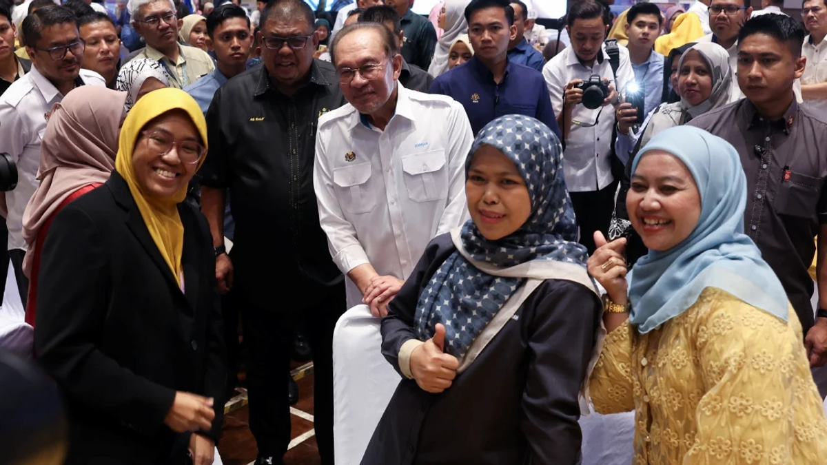 PM Anwar Credits Civil Service Push as Malaysia Surges in Global Competitiveness Rankings