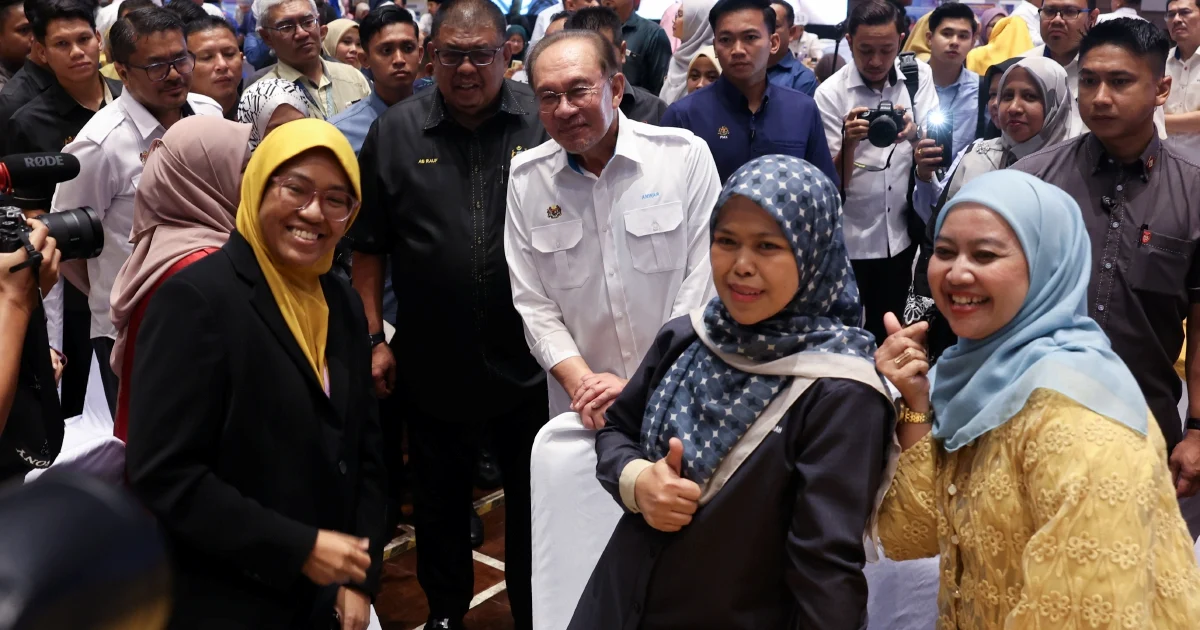 PM Anwar Credits Civil Service Push as Malaysia Surges in Global Competitiveness Rankings