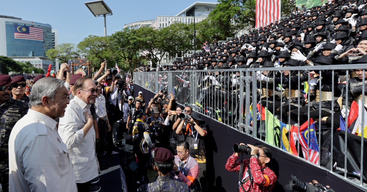 Anwar Connects With Public After National Day Festivities in Putrajaya