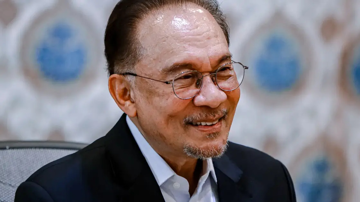 Anwar Leads Confidence Survey with 52% Approval, Outpacing Key Opposition Figures