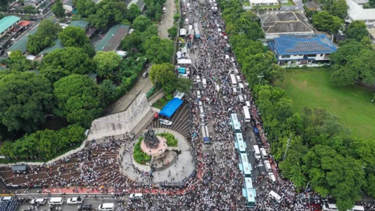Philippine Religious Sect Stages Mass Rally Against Senator's Graft Charges