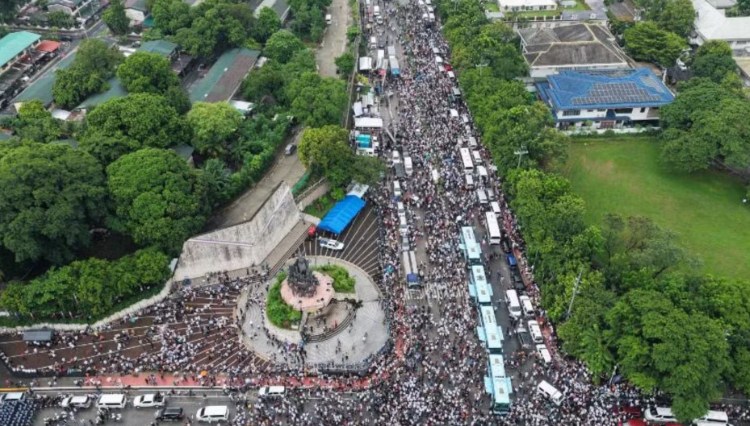 Philippine Religious Sect Stages Mass Rally Against Senator's Graft Charges