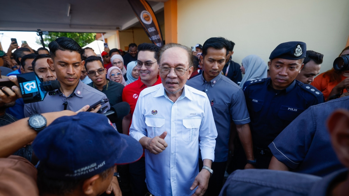 PM Anwar Ibrahim Successfully Undergoes Elective Surgery, Placed Under Strict Medical Supervision