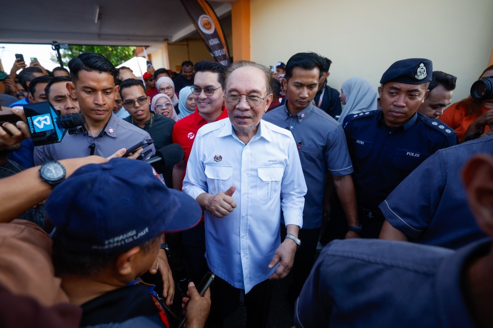 PM Anwar Ibrahim Successfully Undergoes Elective Surgery, Placed Under Strict Medical Supervision