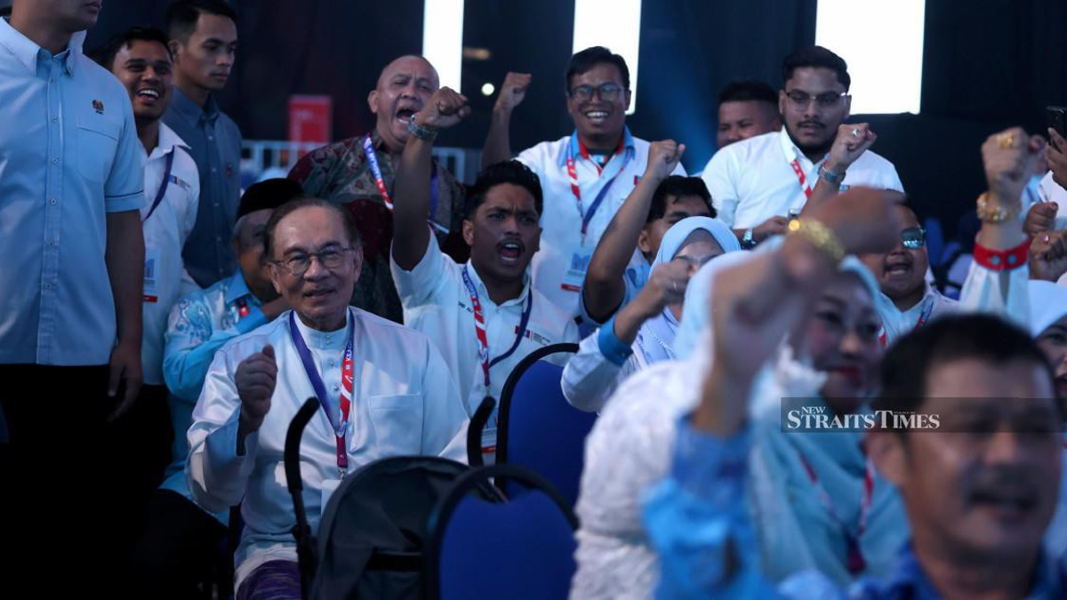 Government to probe Felda governance issues, says Anwar after King's directive