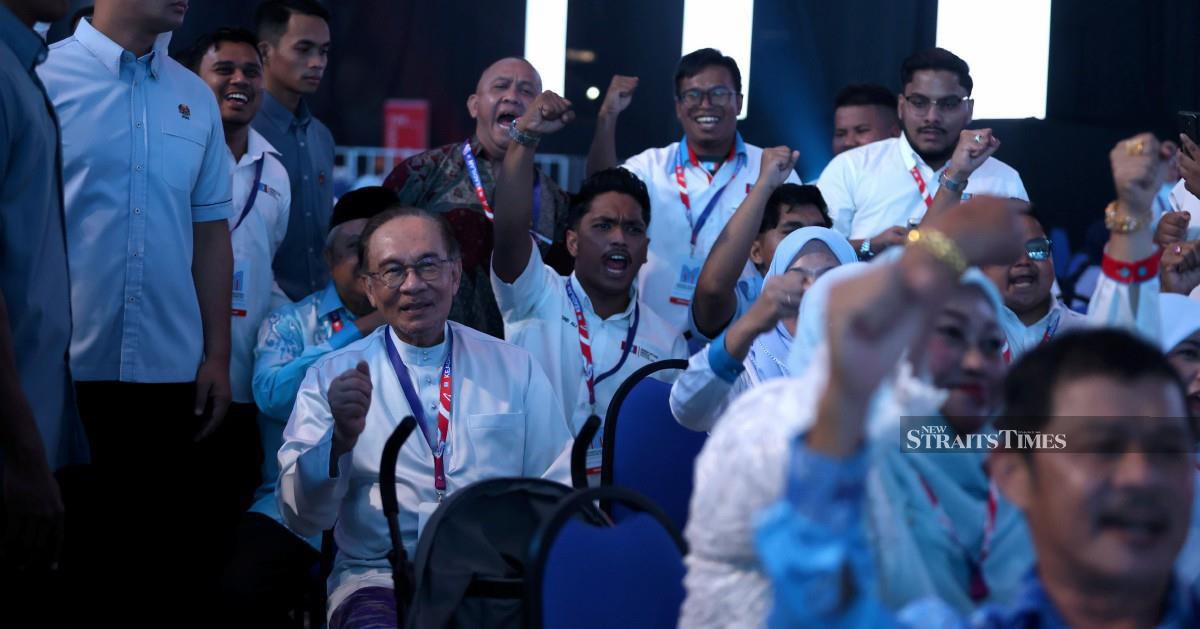 Government to probe Felda governance issues, says Anwar after King's directive
