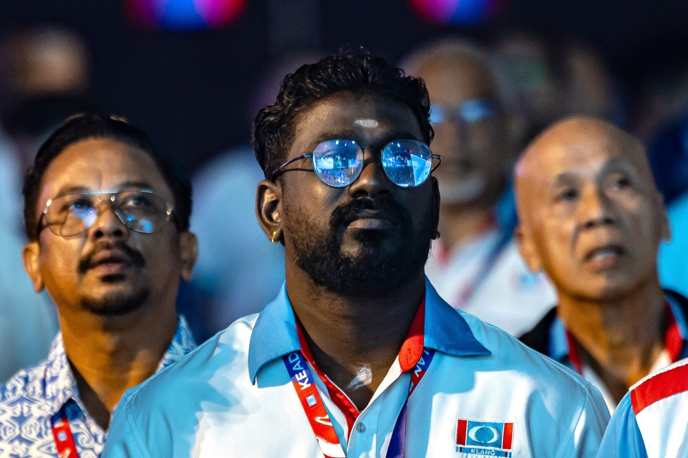 Anwar Extends Olive Branch to Estranged PKR Veterans as Party Struggles with Defections