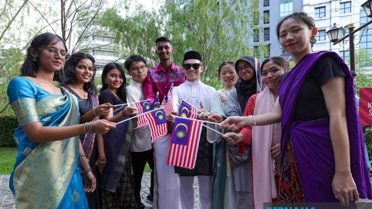 Lee Lam Thye Warns Against Divisive Political Rhetoric, Calls for Unity