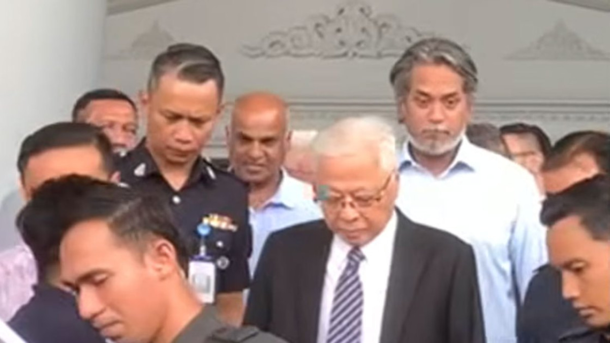 Khairy's Court Appearance Signals Support for Ismail Sabri Amid Legal Troubles