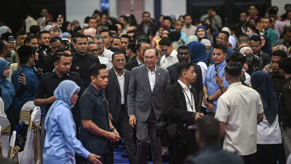 Anwar Ibrahim Apologises for Stern Tone Toward Civil Service, Clarifies Intent Behind Remarks
