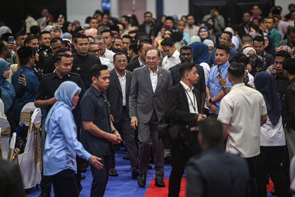 Anwar Ibrahim Apologises for Stern Tone Toward Civil Service, Clarifies Intent Behind Remarks