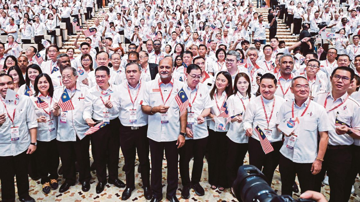 DAP Sets Year-End Deadline for Anwar's Institutional Reform Bills