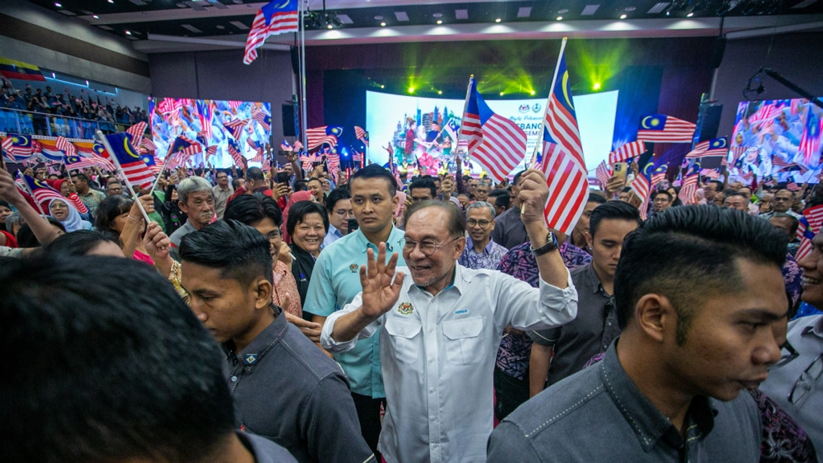 Anwar Draws Campaign Boundaries for Ministers and Government Officials