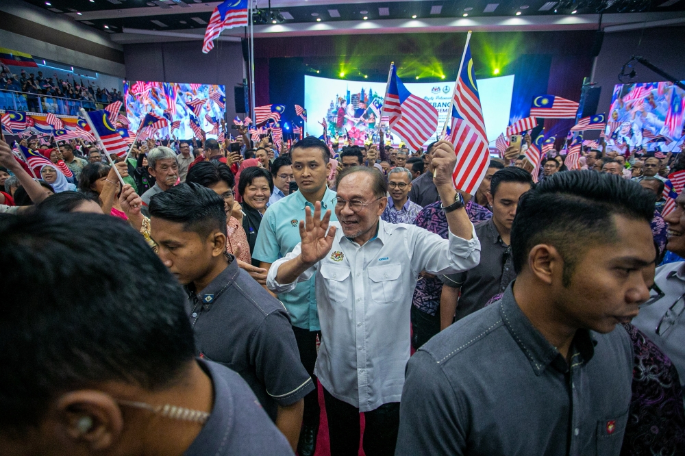 Anwar Draws Campaign Boundaries for Ministers and Government Officials