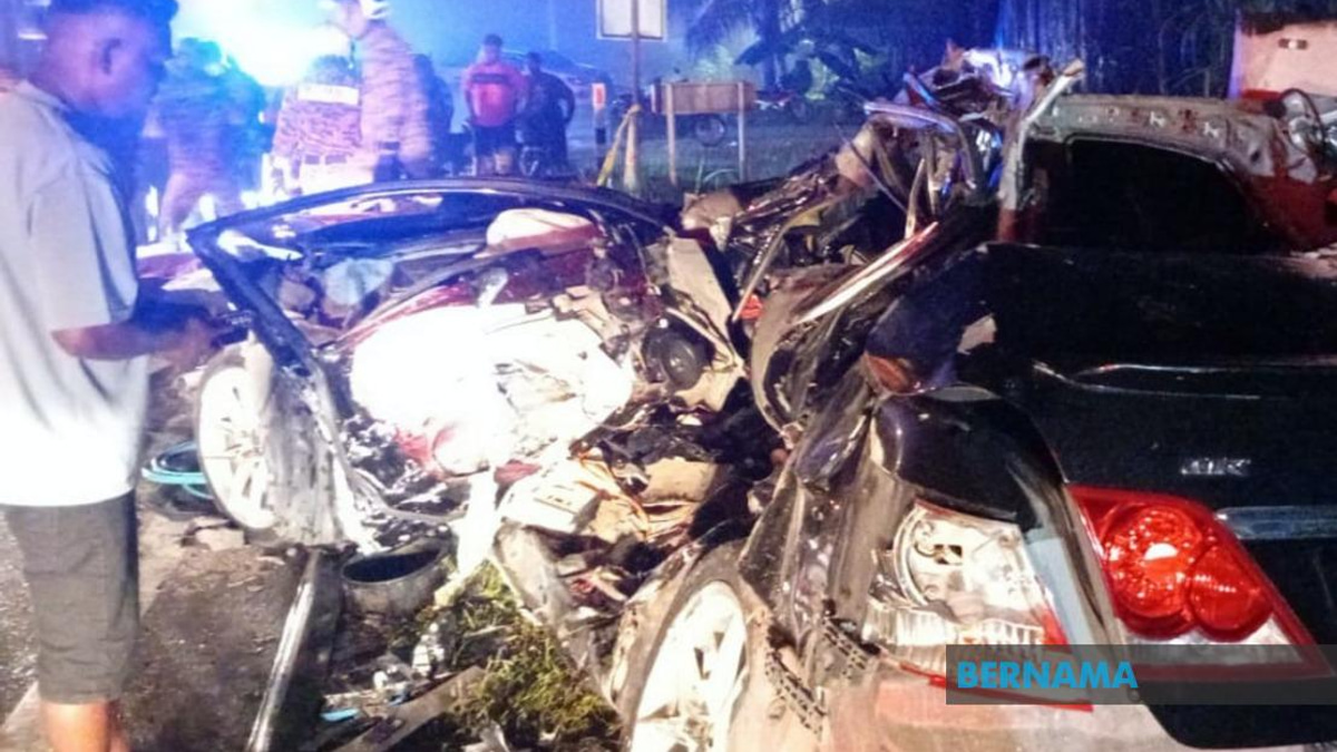PM Anwar Offers Condolences After Six Deaths in Bentong Highway Collision