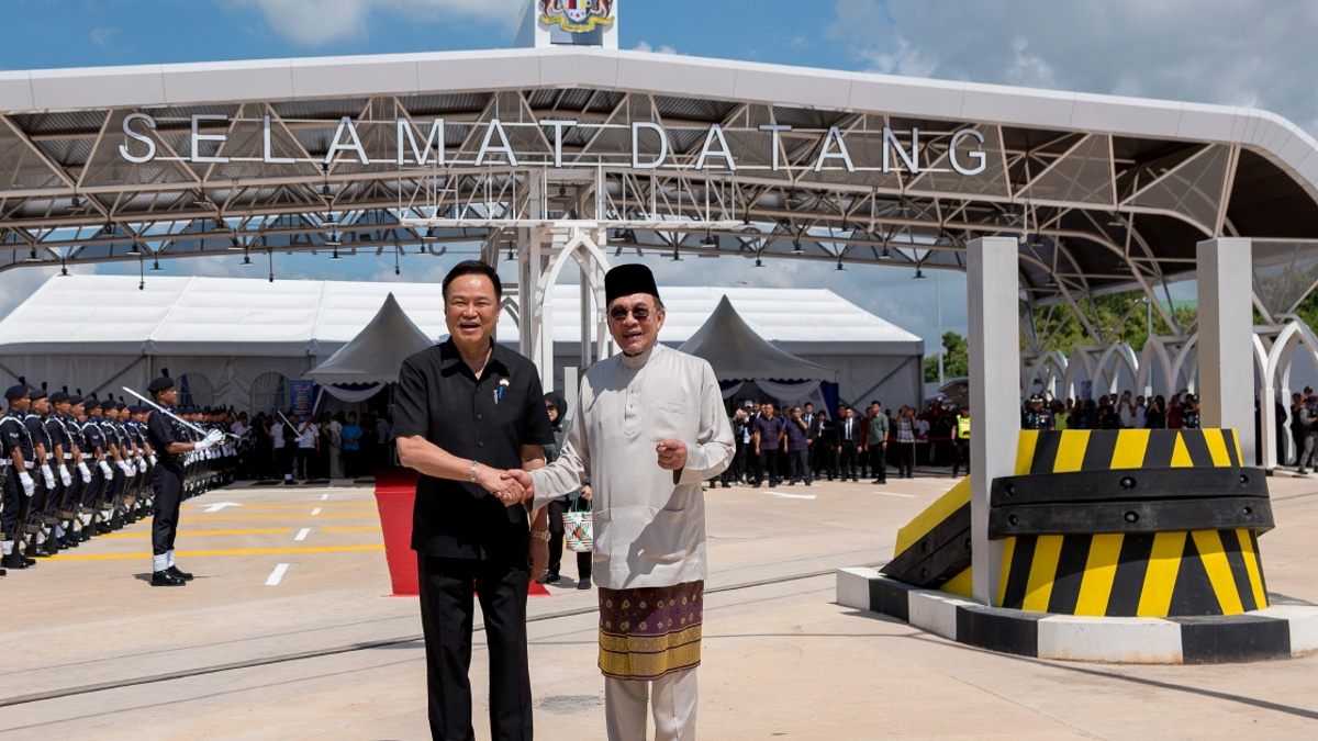 Anwar, Anutin launch new road linking Bukit Kayu Hitam and Sadao border complexes