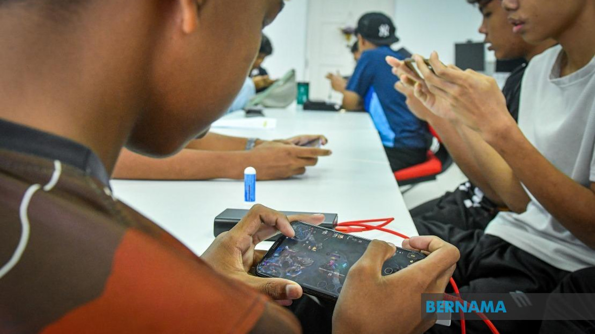 Malaysia Intensifies Safe Internet Push, Enlisting Parents to Enforce Under-16 Social Media Ban
