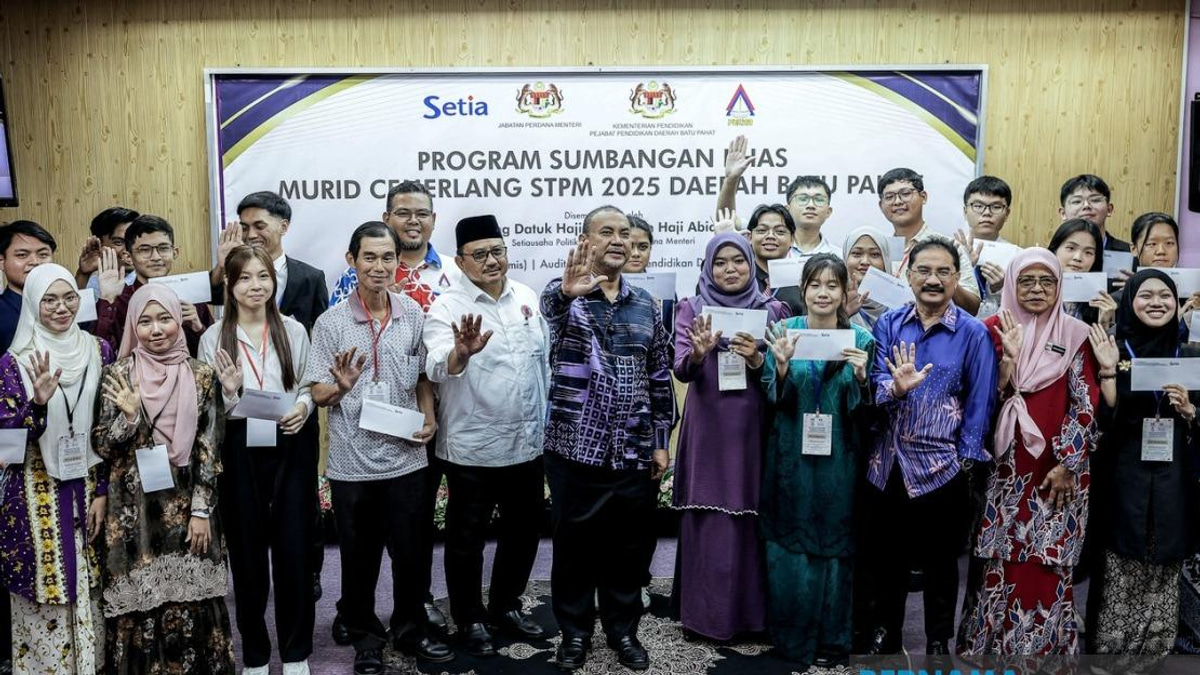 Prime Minister's Office Awards 214 Top STPM Students in Batu Pahat
