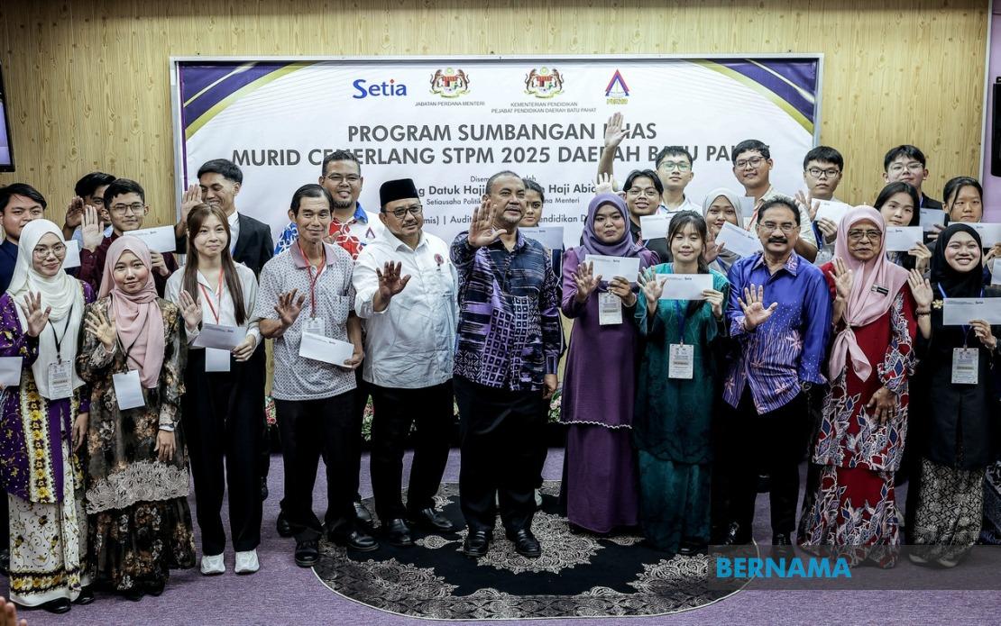 Prime Minister's Office Awards 214 Top STPM Students in Batu Pahat