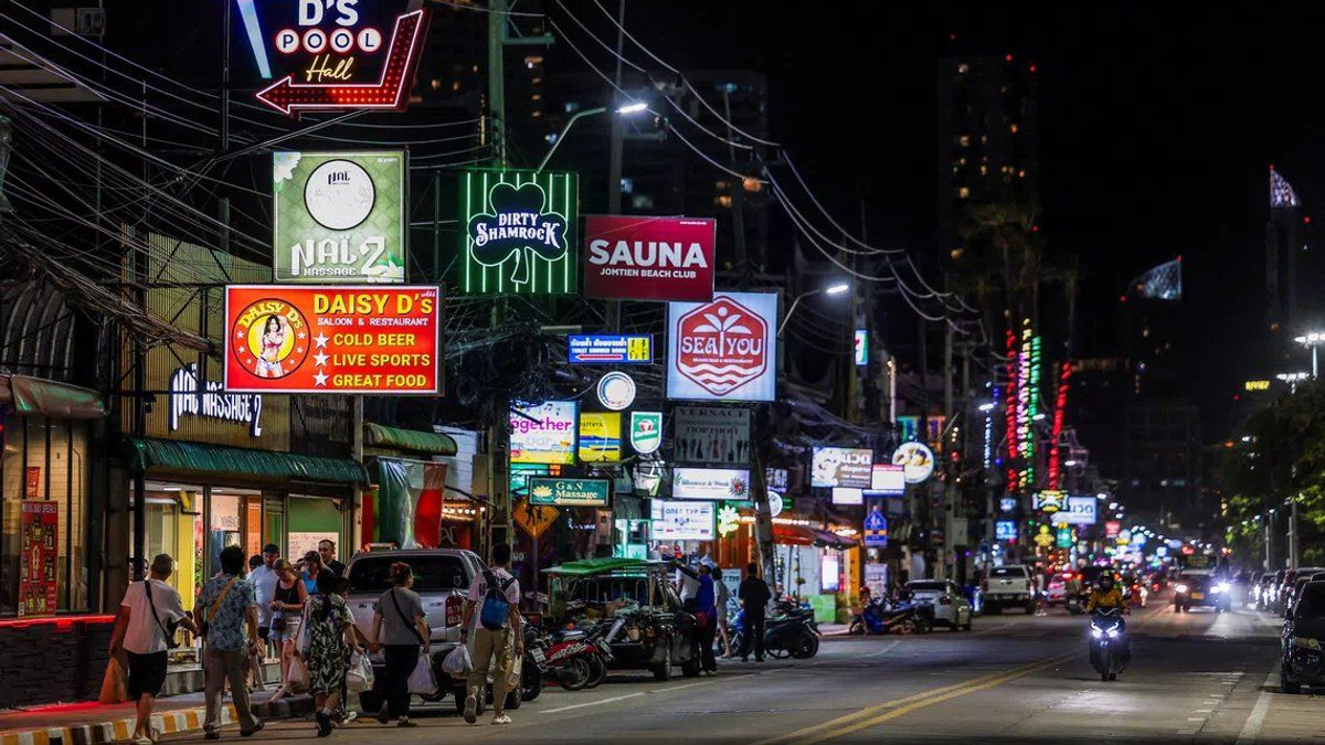 US Navy Carrier Docks in Pattaya: Economic Hope Tempered by Sex-Tourism Concerns