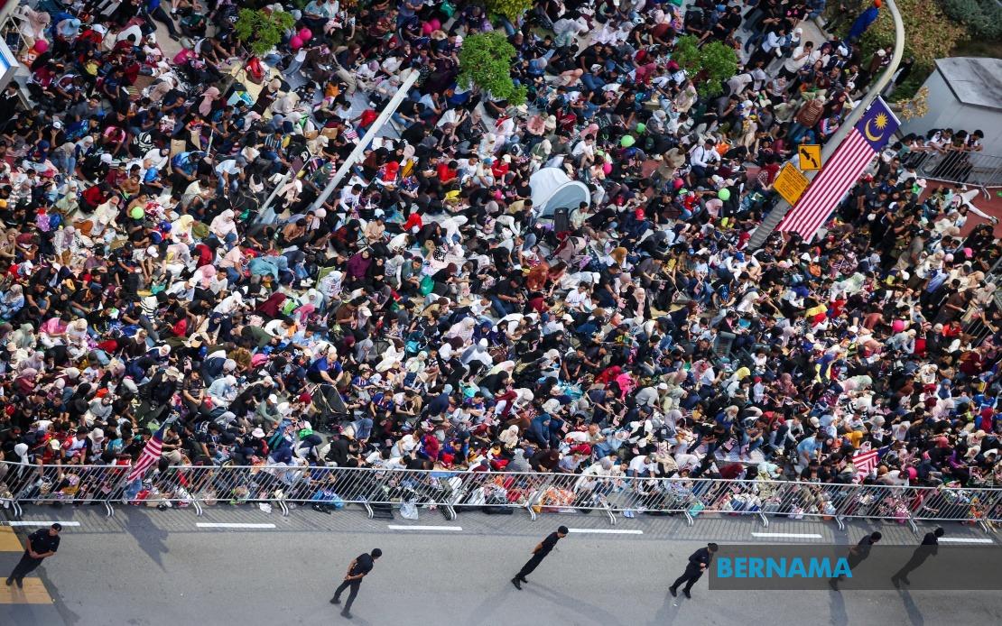 Early arrivals stake claim at Dataran Putrajaya for National Day viewing spots