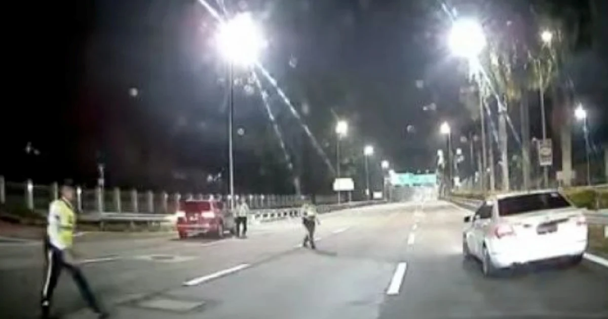 Mercedes driver detained after breaching police roadblock on Sprint Expressway
