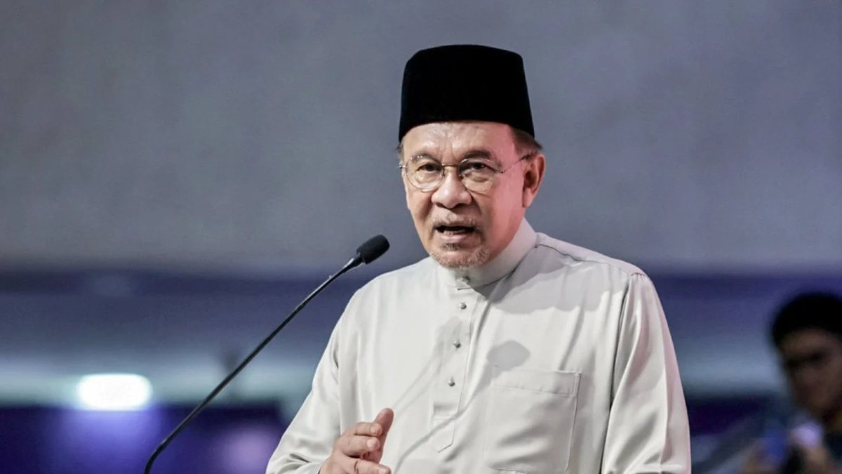 Tunku Mahkota of Johor Receives PM Anwar in Kuala Lumpur