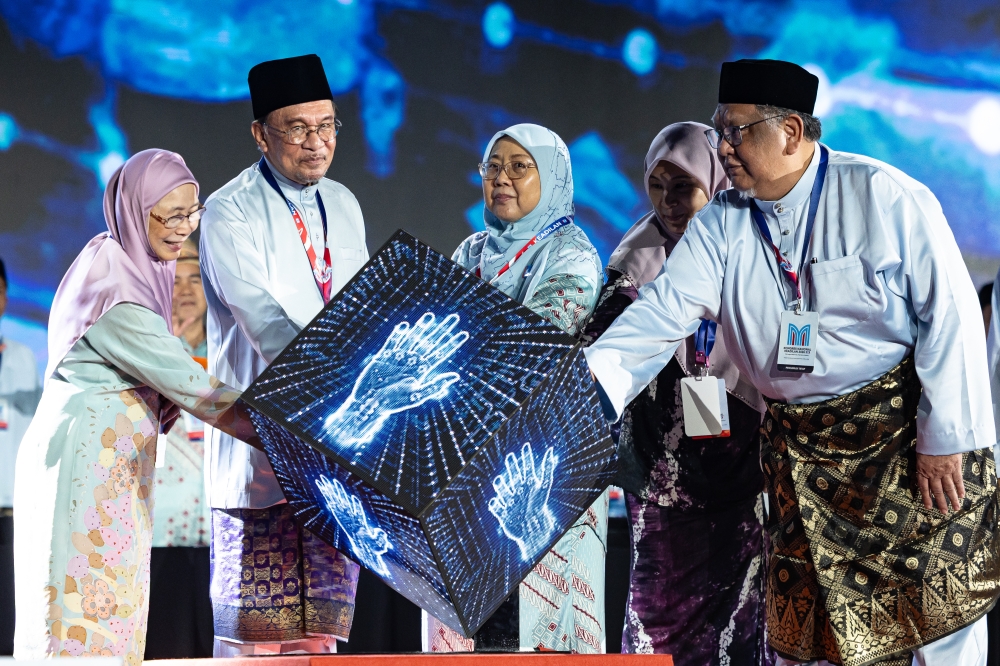 Anwar highlights increased federal funding for opposition-led states under Madani administration