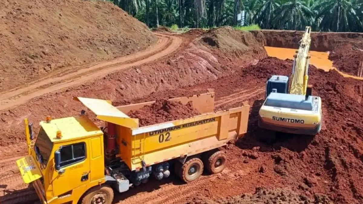 Nine arrested as authorities seize RM3.75 million in assets and bauxite from illegal mining operation on Felda plantation