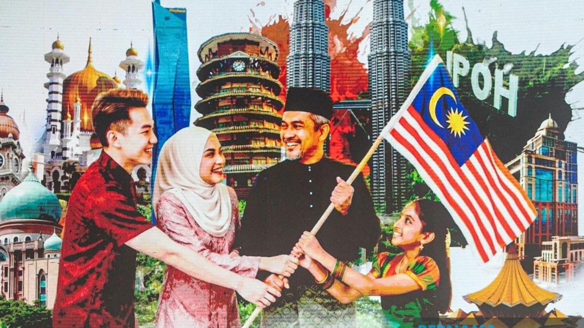 Communications Minister Fahmi Warns Against AI-Generated Flag Errors During National Month