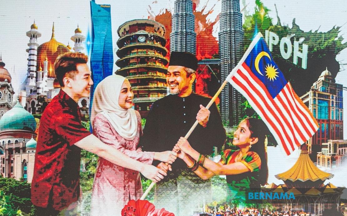 Communications Minister Fahmi Warns Against AI-Generated Flag Errors During National Month