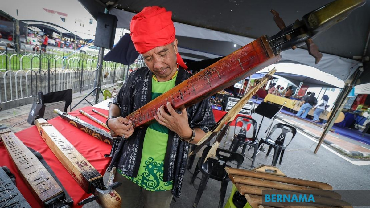 Sarawakian Musician Rining Peter Paris Revives Lun Bawang Heritage With Tapi' Instrument