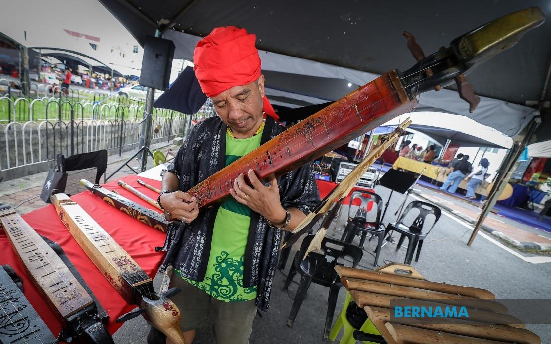 Sarawakian Musician Rining Peter Paris Revives Lun Bawang Heritage With Tapi' Instrument