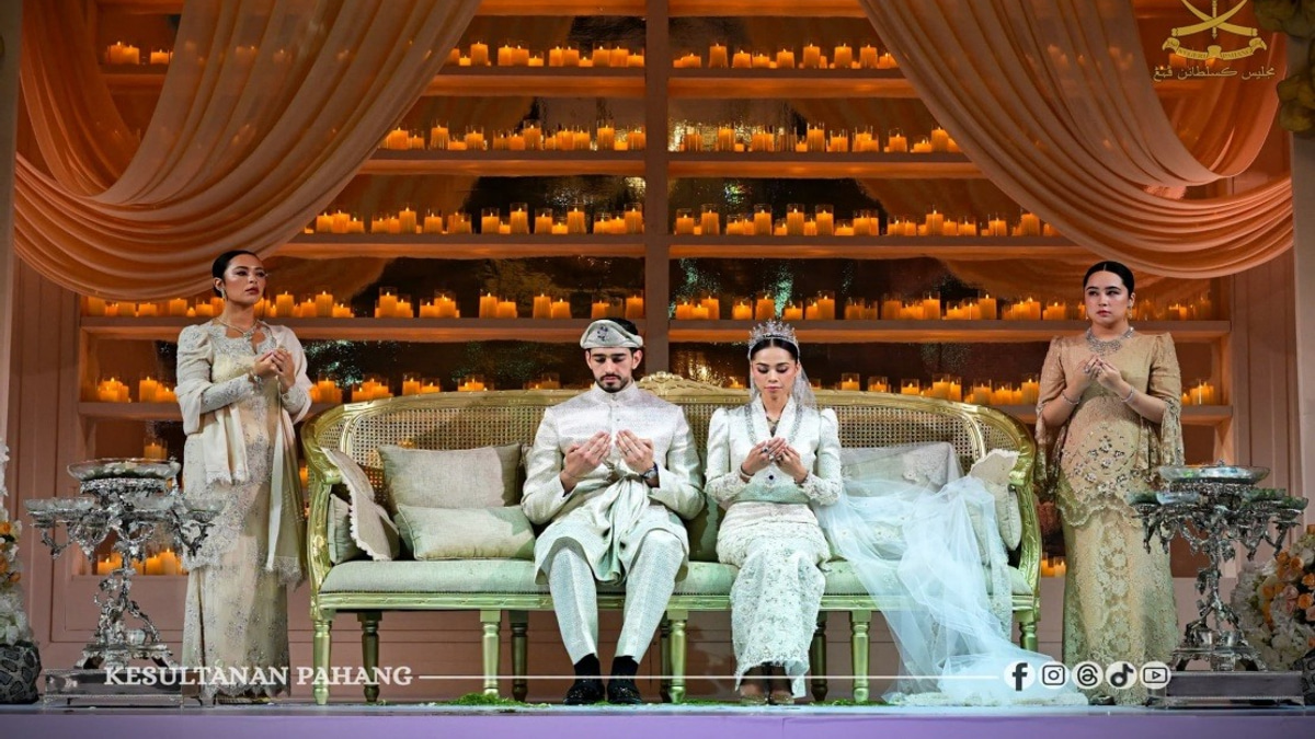Pahang Sultan Attends Wedding Reception of Tengku Puteri Ilyana