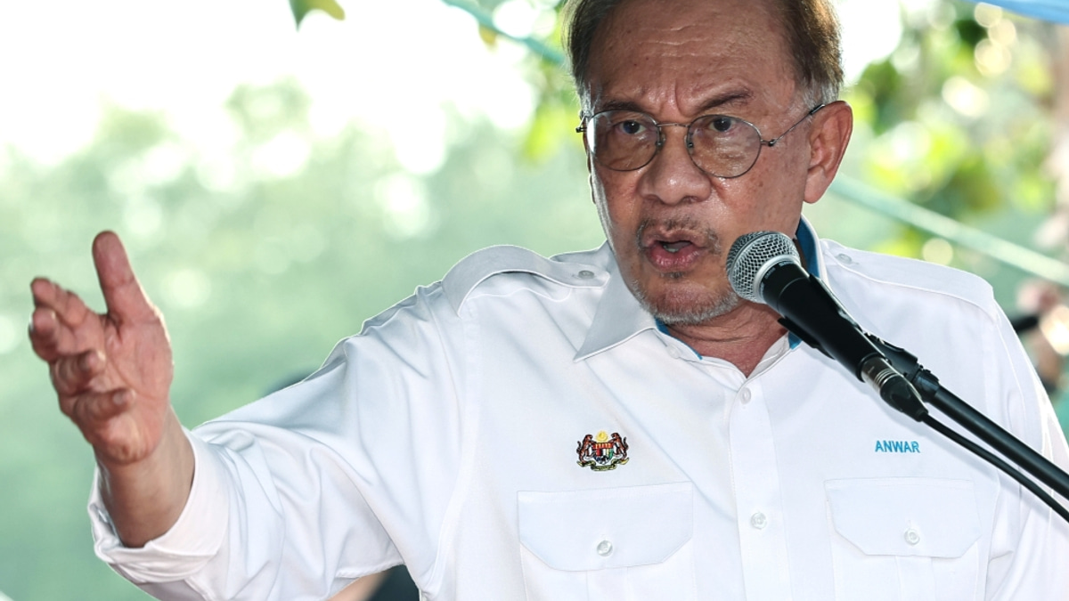 Anwar Defends Economic Management, Points to Lower Petrol Prices as Evidence of Pledge Fulfilment