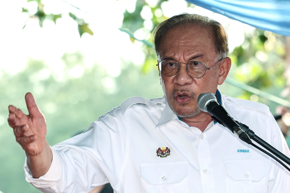 Anwar Defends Economic Management, Points to Lower Petrol Prices as Evidence of Pledge Fulfilment