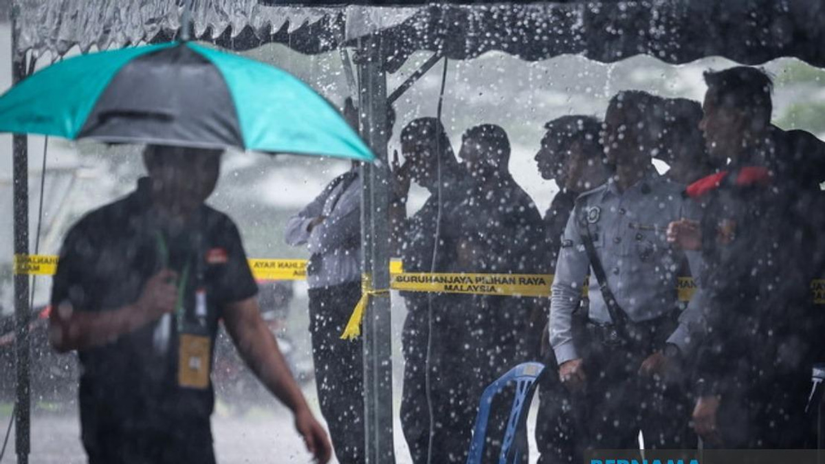 Johor Election: Heavy Rain Fails to Dampen Police Early Voting in Johor Bahru